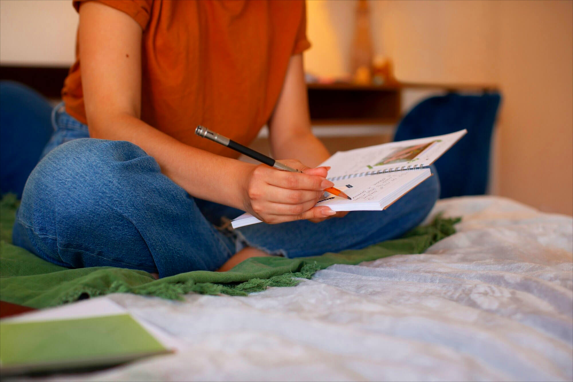 Autor planificando la estructura de su primera novela en un cuaderno